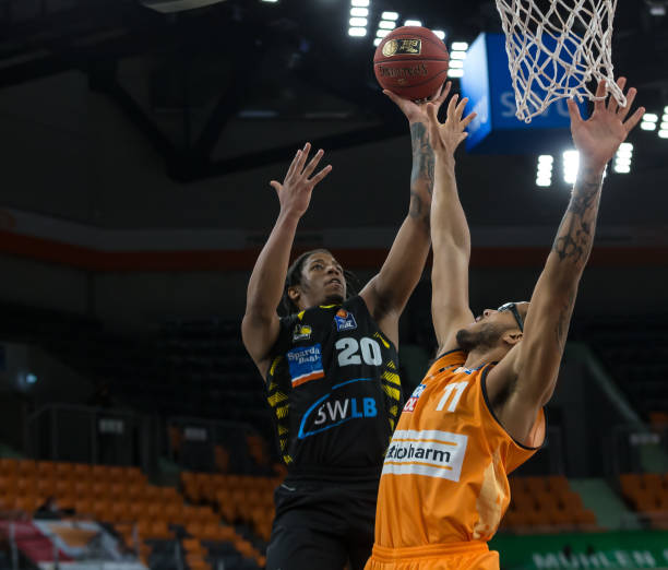 足球成为政 足球成为政